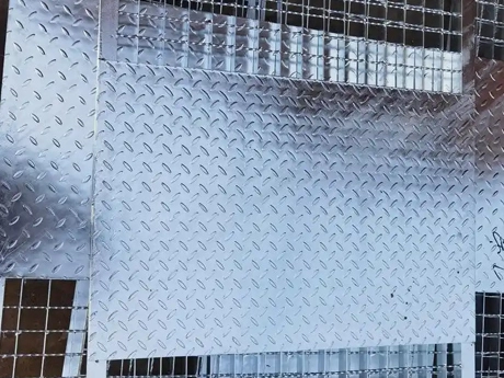 صفيحة معدنية مثقبة مدمجة مع شبكة فولاذية صلبة