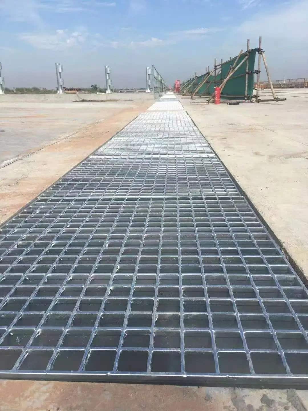 كيف يمكن لألواح الشبكات الفولاذية في موانئ الشحن تحسين سلامة المنصة بشكل شامل تحليل التقنيات الأساسية