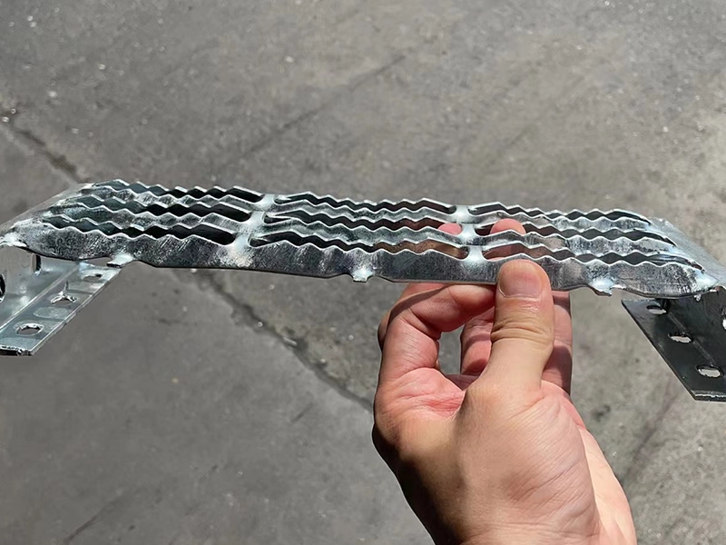 شبكة مستطيلة بألواح شبكية مسننة