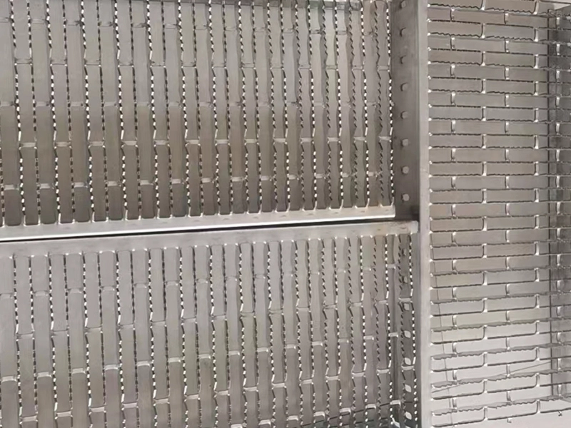 شبكة مستطيلة ذات ألواح مشقوقة (Serrated Plank Grating)